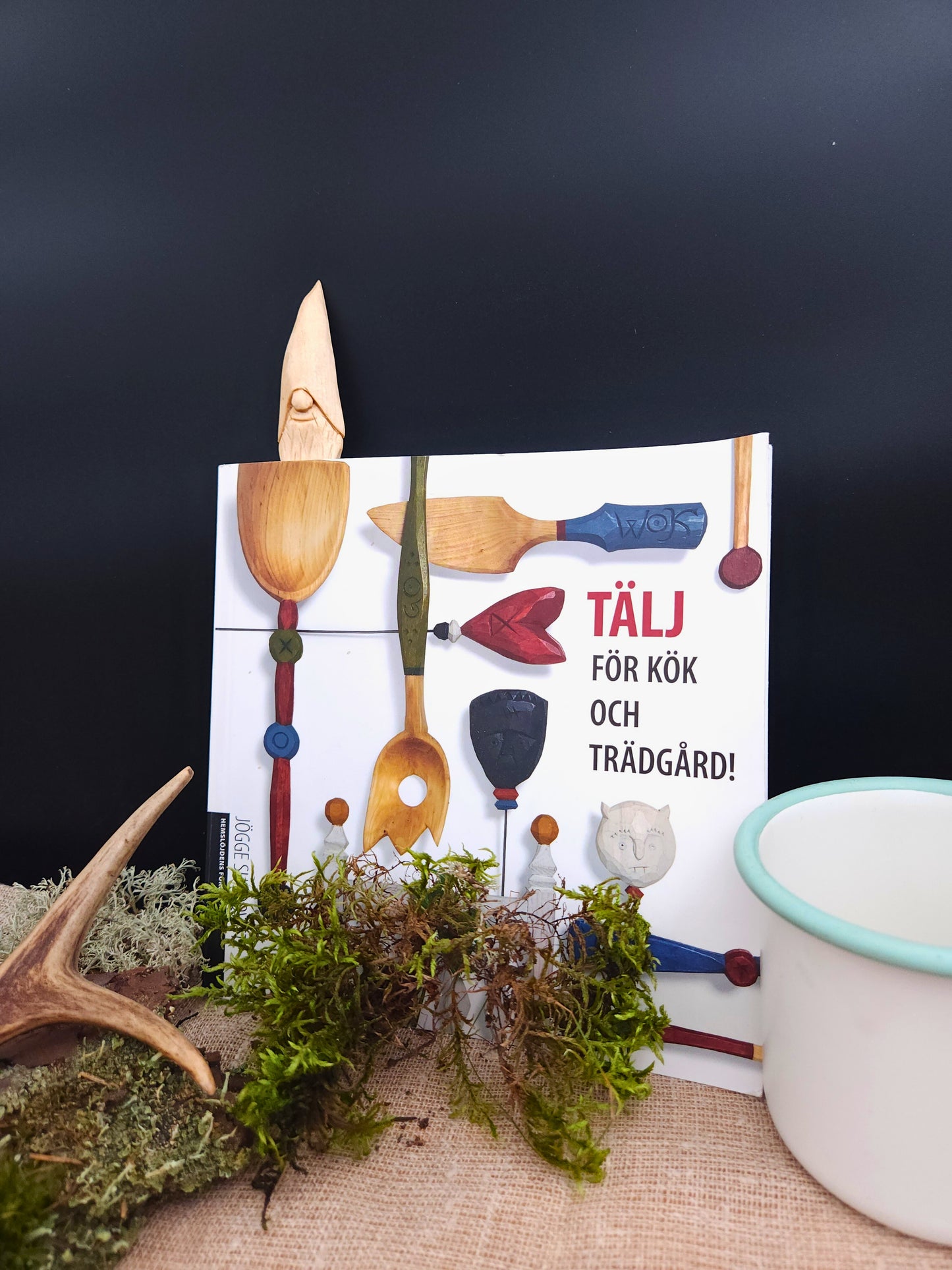 Reading bookmark with Nisse (Gnome, Wichtel) head – handmade wooden Scandinavian folk art carving, unique signed collectible and perfect Nordic gift for book lovers.