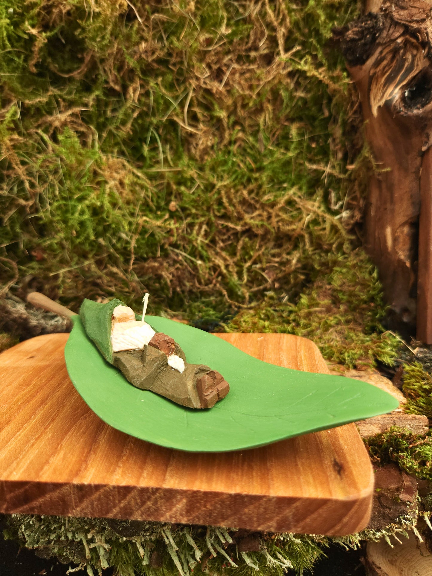 Handtäljd Nisse sovande på blad – äggoljetempera nr 81