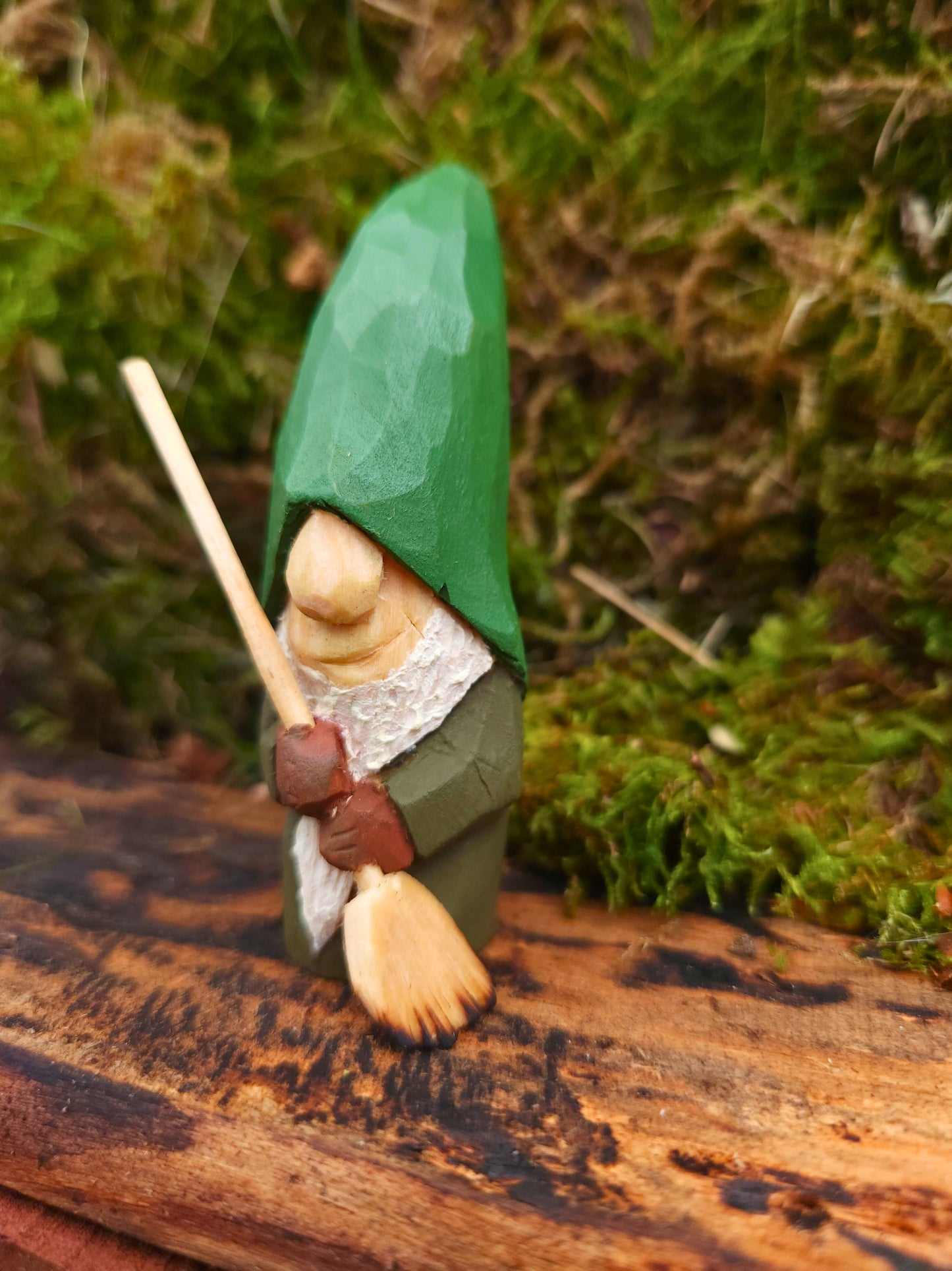 Handtäljd trä-Nisse (76) – Målad med äggoljetempera och liten sopkvast i lind