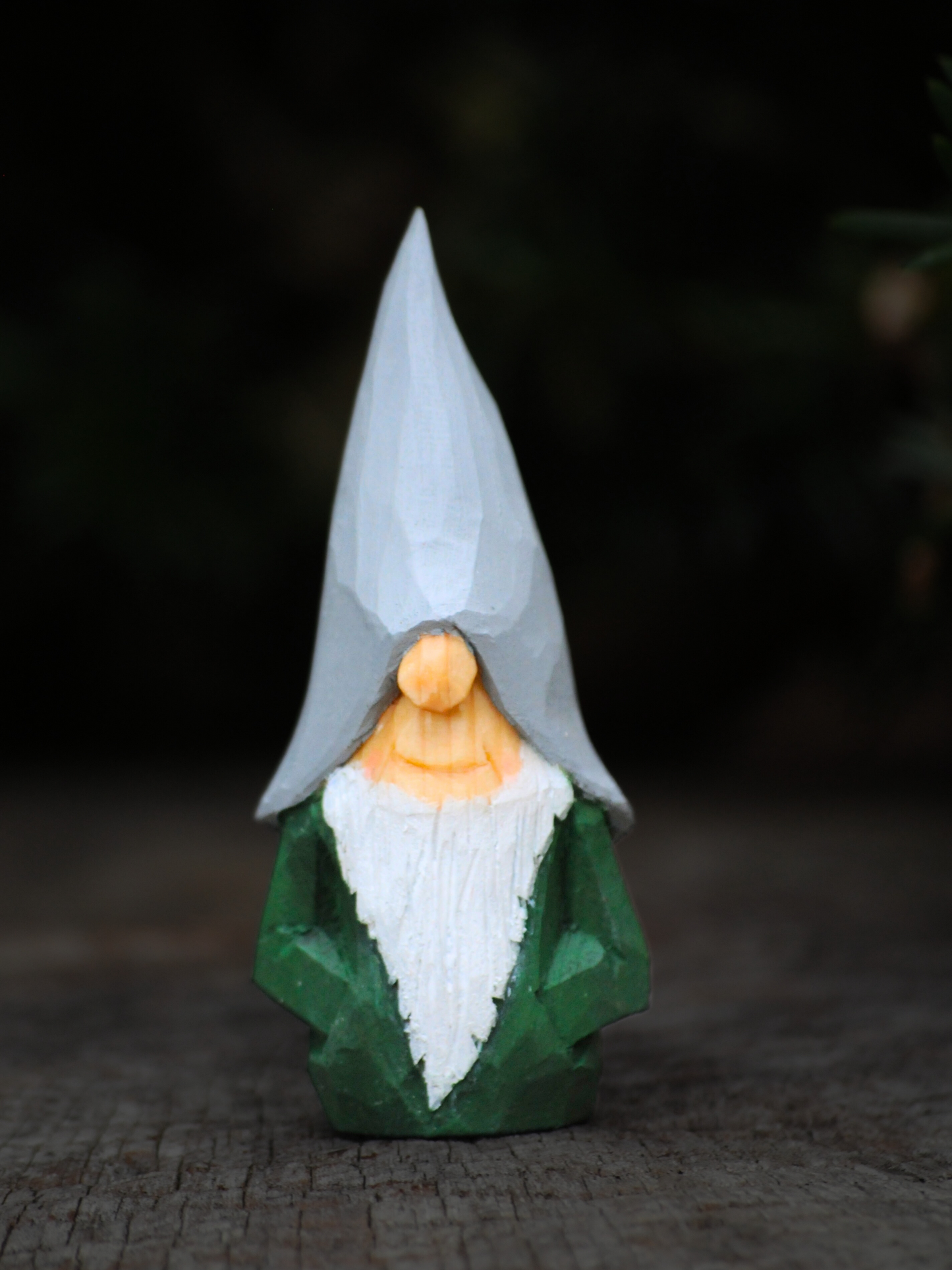 Geschenkidee – Farm Wichtel (Nisse, Gnome) mit grauer Mütze und grünem Körper, handgeschnitzte Holzfigur aus Skandinavien, perfekte Ergänzung für Wichtelwelt, Elfenszene oder DIY Weihnachtsdeko.