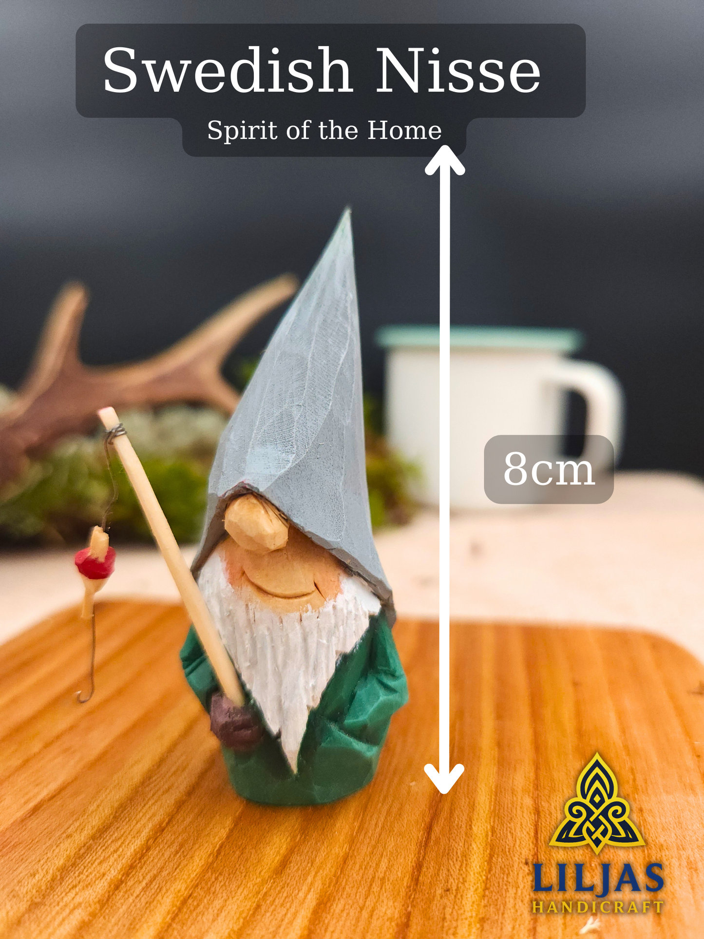 Scandinavian Nisse (Gnome, Wichtel) with grey hat holding fishing rod â handmade wood carving, unik svensk trĂ€figur, perfekt collectible gift for folklore fans, Elfenszene och DIY miniatyrlandskap.