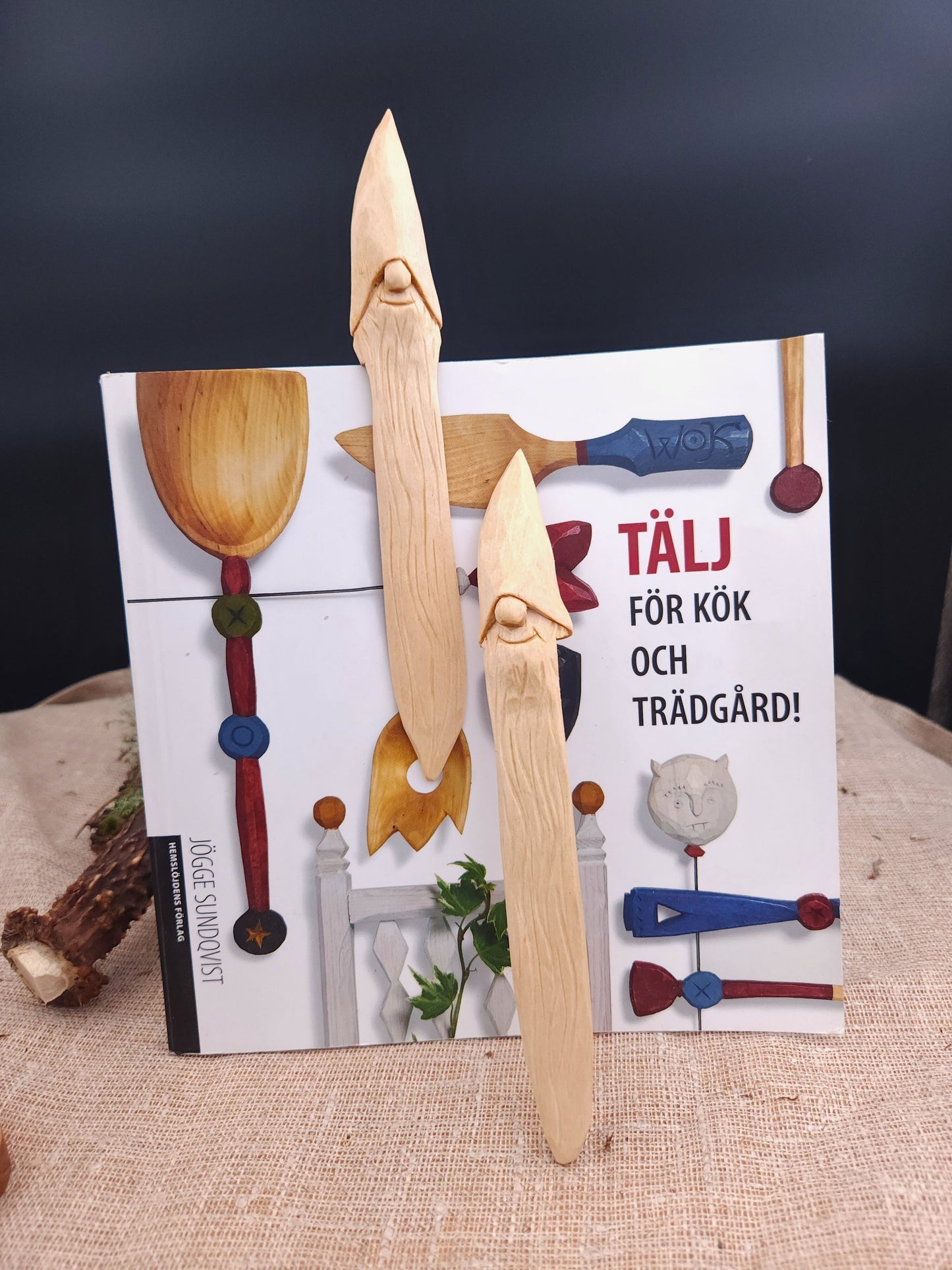 Wooden Nisse (Gnome, Wichtel) reading bookmark – hand-carved Scandinavian folk art, unique artisan gift and collectible accessory for readers.