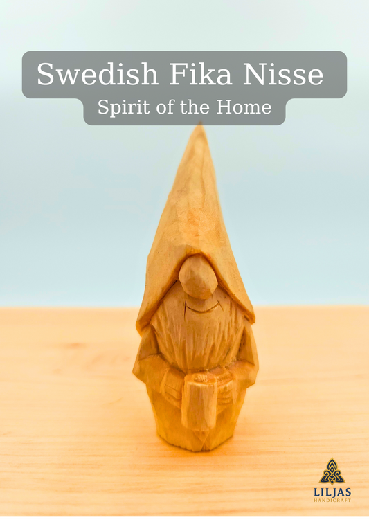 Swedish Fika Nisse – Omålad handtäljd nisse med träkaffekopp (Numrerad & signerad, beställningsvara)
