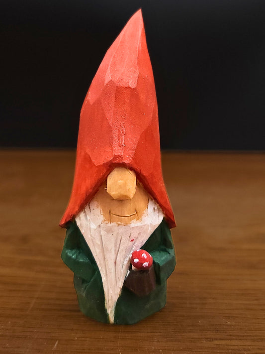 Sammelfigur – Herbst Wichtel (Nisse, Gnome) mit Pilz und roter Mütze, handgemachte Holzschnitzerei aus Schweden, einzigartige Dekoration für Wichtelhaus, Elfentor oder Sammler.
