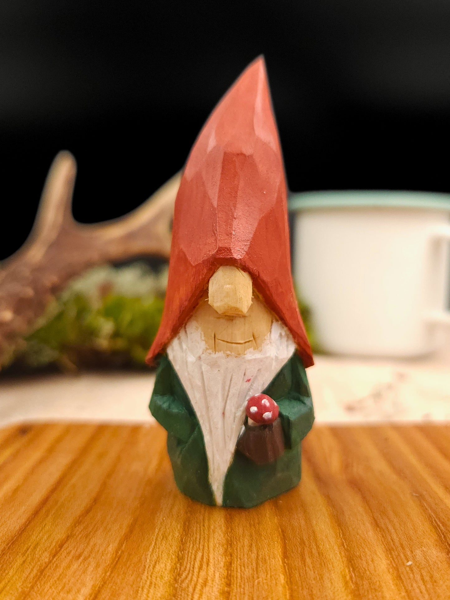 Geschenk – Handgeschnitzter Wichtel (Nisse, Gnome) mit roter Mütze und Pilz, skandinavische Holzschnitzerei, ideal für Elfenszene, Miniaturwelt oder herbstliche Dekoration.
