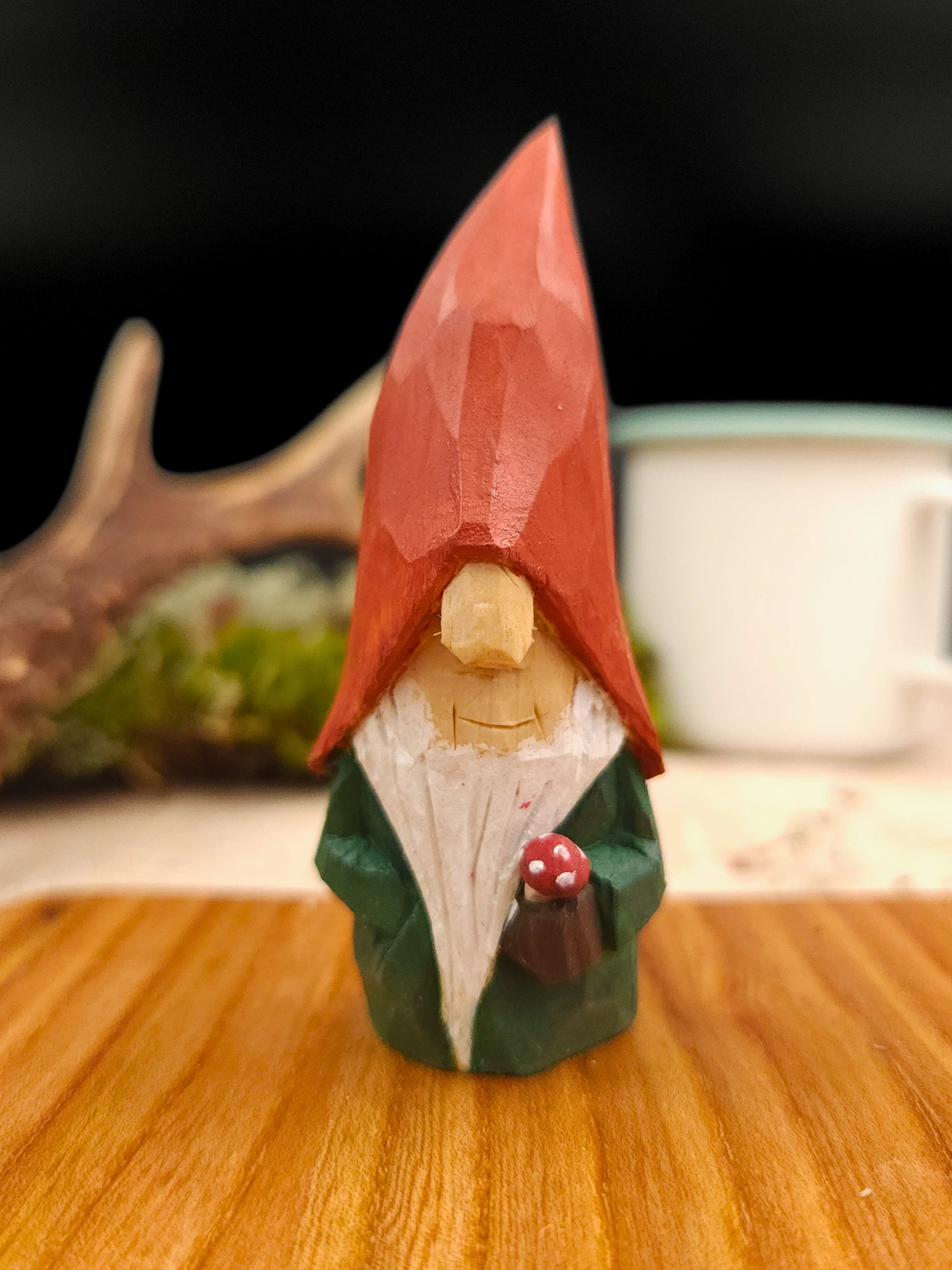 Geschenk – Handgeschnitzter Wichtel (Nisse, Gnome) mit roter Mütze und Pilz, skandinavische Holzschnitzerei, ideal für Elfenszene, Miniaturwelt oder herbstliche Dekoration.
