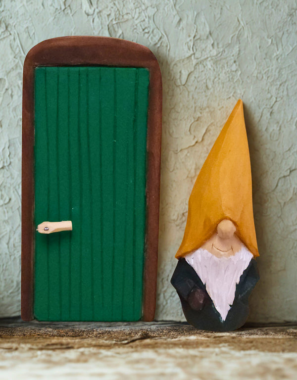 Geschenkidee – Handgemachte Wichteltür (Elfentür) aus Holz, skandinavische Weihnachtsdekoration, DIY Bastelprojekt für Wichtelwelt, Elfenszene und Miniaturlandschaft.

